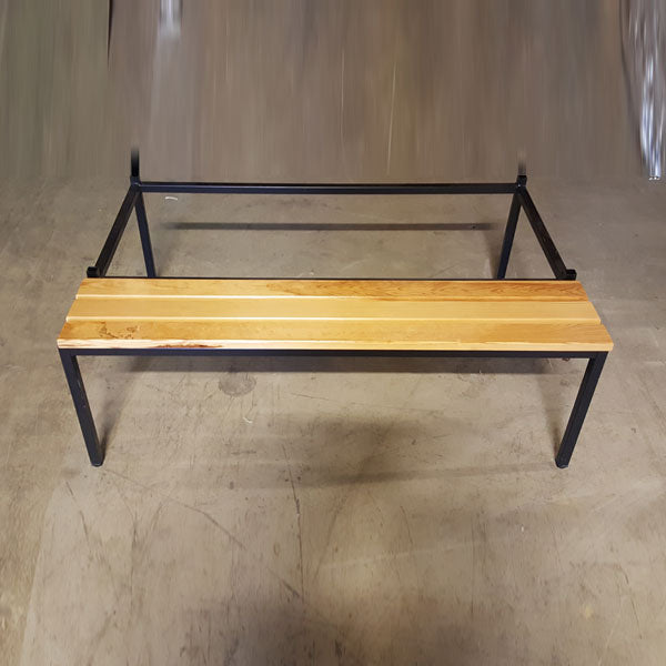 Benk til garderobeskap