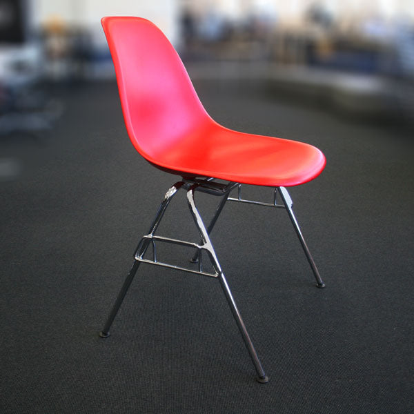 Konferansestol rød Vitra Eames Plastic Side Chair DSS