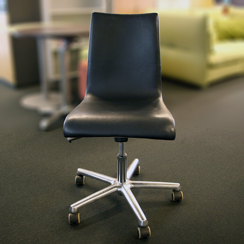 Konferansestol sort skinn hjulkryss lift