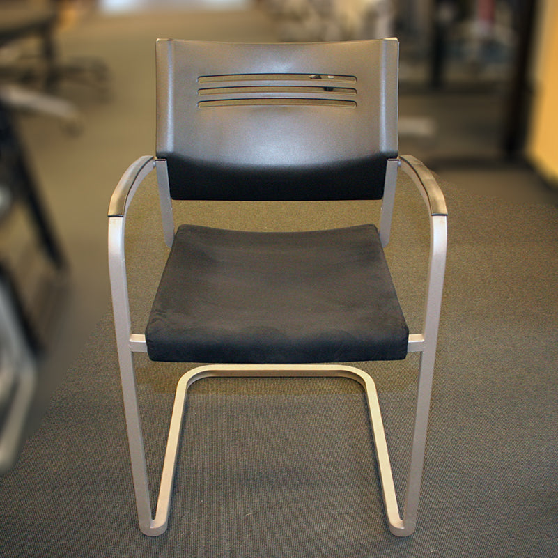 Konferansestol sort EFG armlen