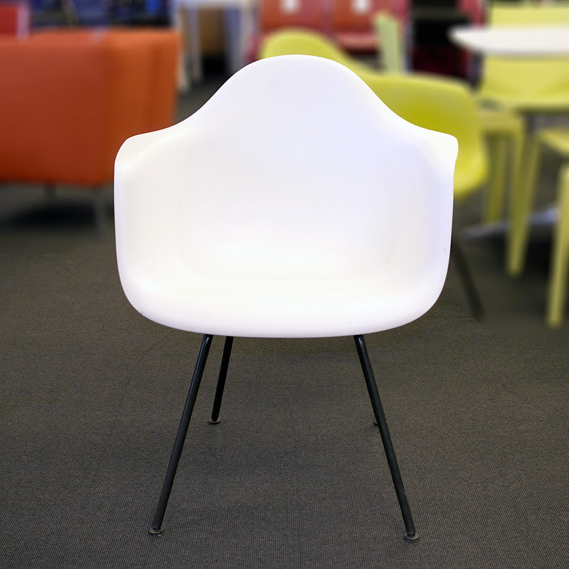 Konferansestol hvit Vitra Eames Plastic Armchair sorte ben