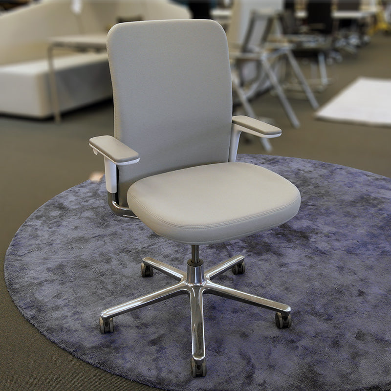 Kontorstol lys grå Vitra  Pacific Chair 3D armlen