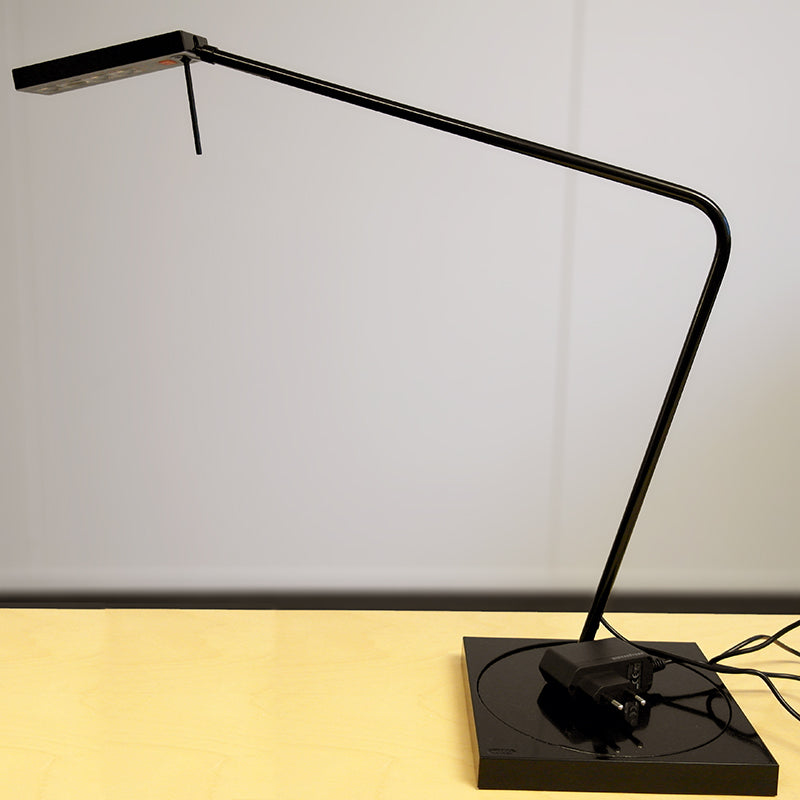 Bordlampe sort Luxo Ninety LED med bordfot
