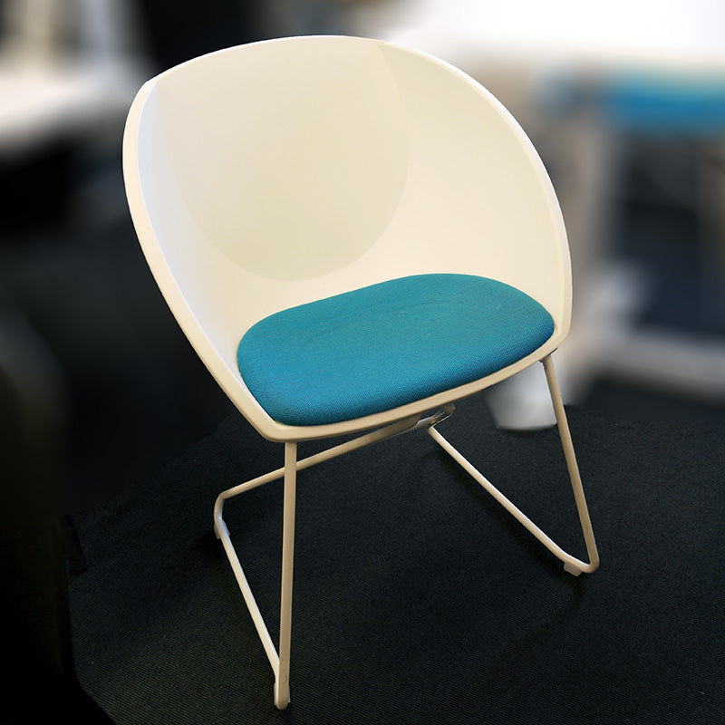 Konferansestol hvit Fora Form Popcorn turkis sete