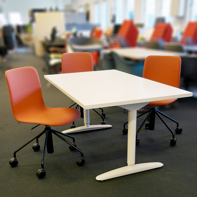 Konferansestoler orange Martela Sola sort hjulkryss