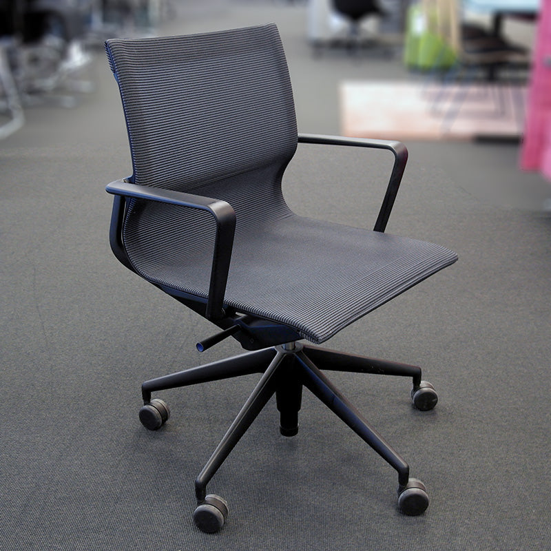 Konferansestol blå/grå netting Vitra Physix Studio