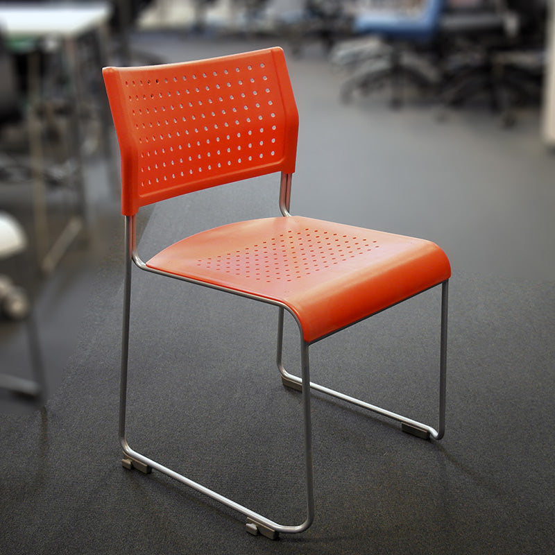 Konferansestol rød plast KK grå meie understell