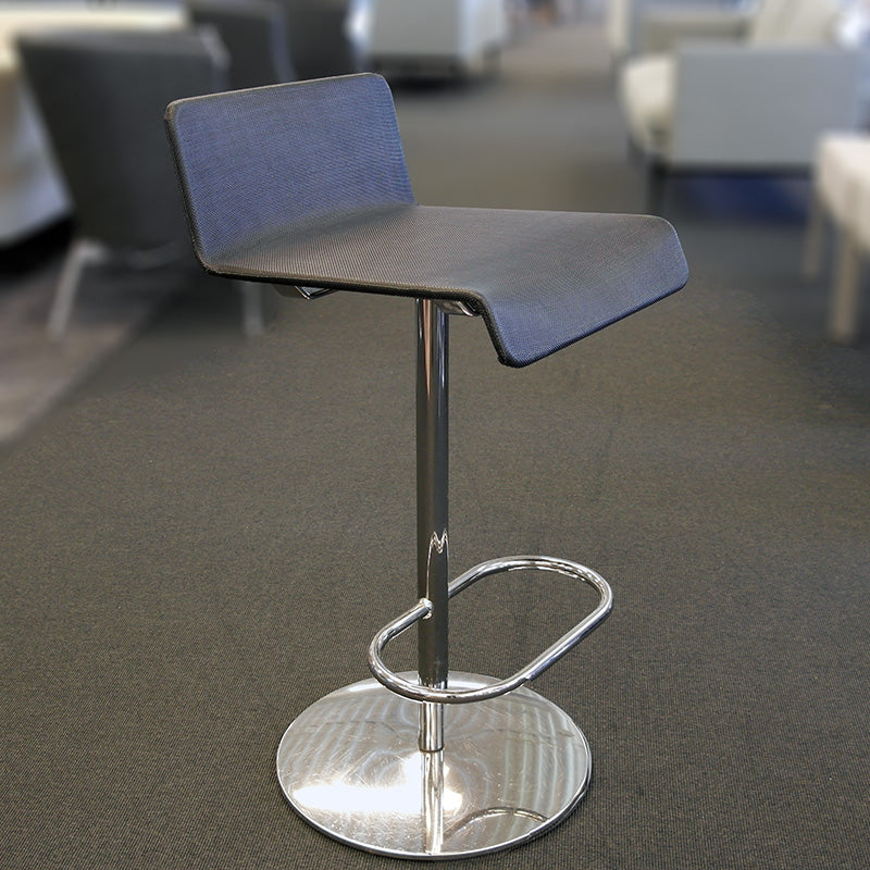 Barkrakk sort Lammhults Millibar Stool krom ben 87 cm høy
