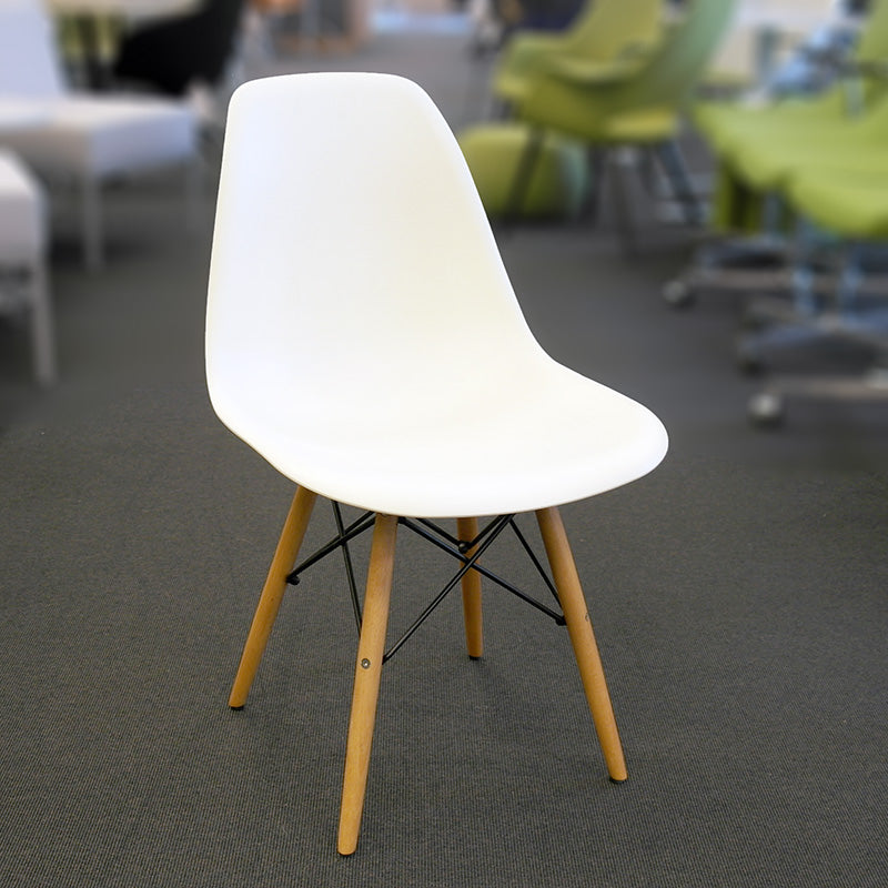 Konferansestol hvit Vitra Eames Plastic Side Chair DSW eik ben
