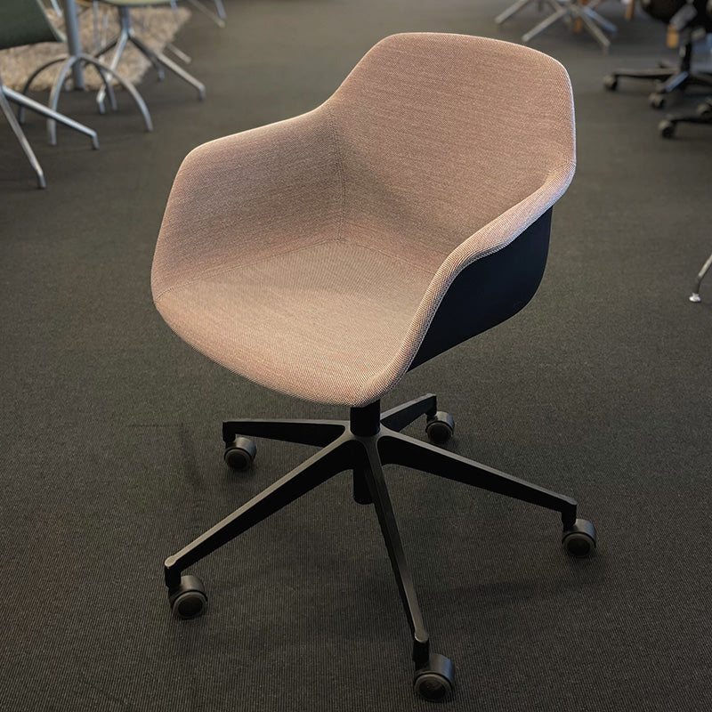 Konferansestol sort FourMe 66 rosa rygg og sete sort hjulkryss