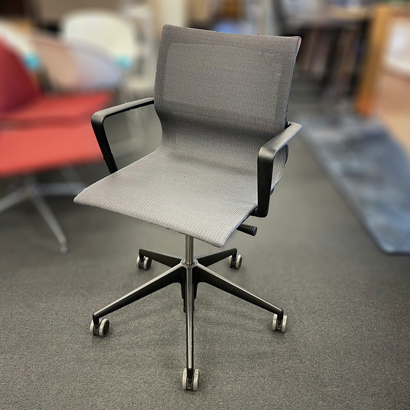 Konferansestol sort mesh Vitra Physix Studio