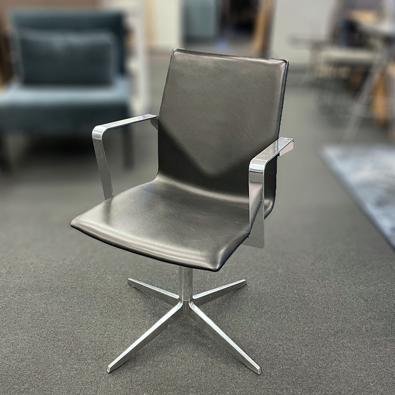 Konferansestol sort skinn Four Design FourCast 2 XL
