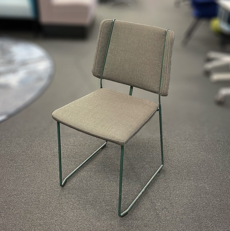 Konferansestol grå Johanson Frankie grønn ramme