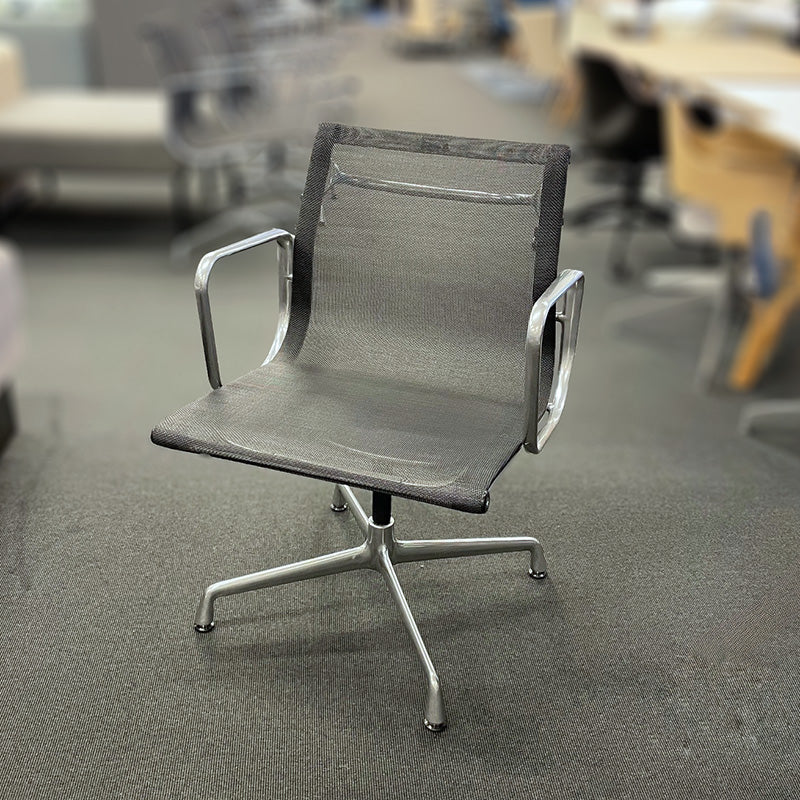 Konferansestol sort mesh Vitra Aluminium EA-104 armlener