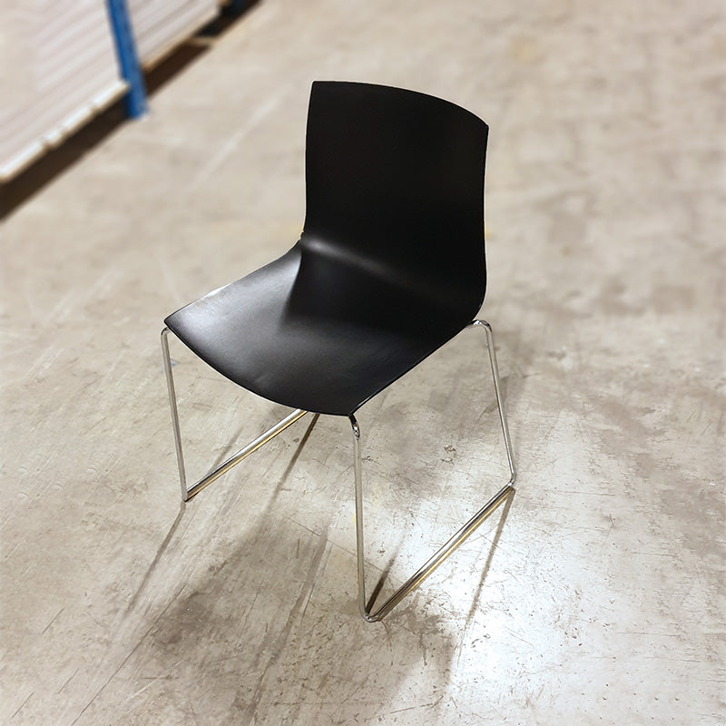 Konferansestol sort plast Arper Catifa 46 krom meie understell