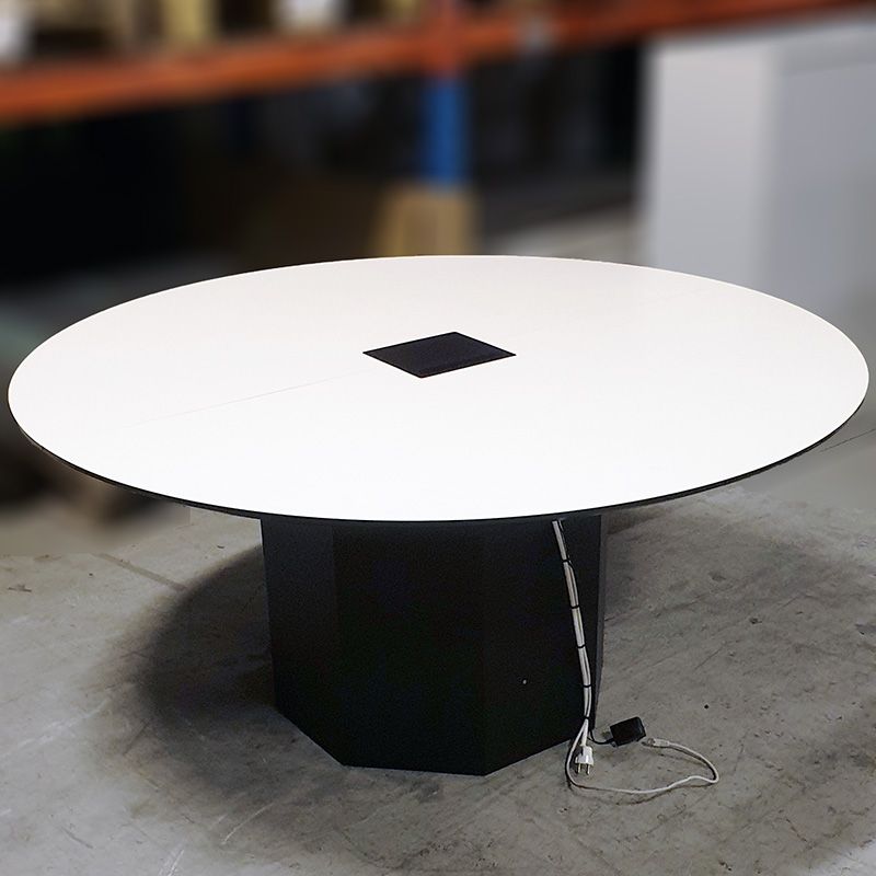 Rundt hvitt møtebord Ø 160 cm sort kant, sokkel og luke med el-uttak og HDMI