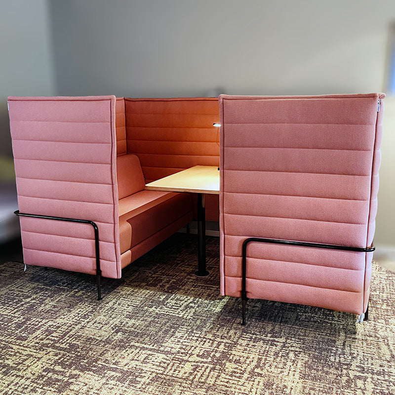 Alkove 4 seter U med bord fersken/rosa Vitra Cabin