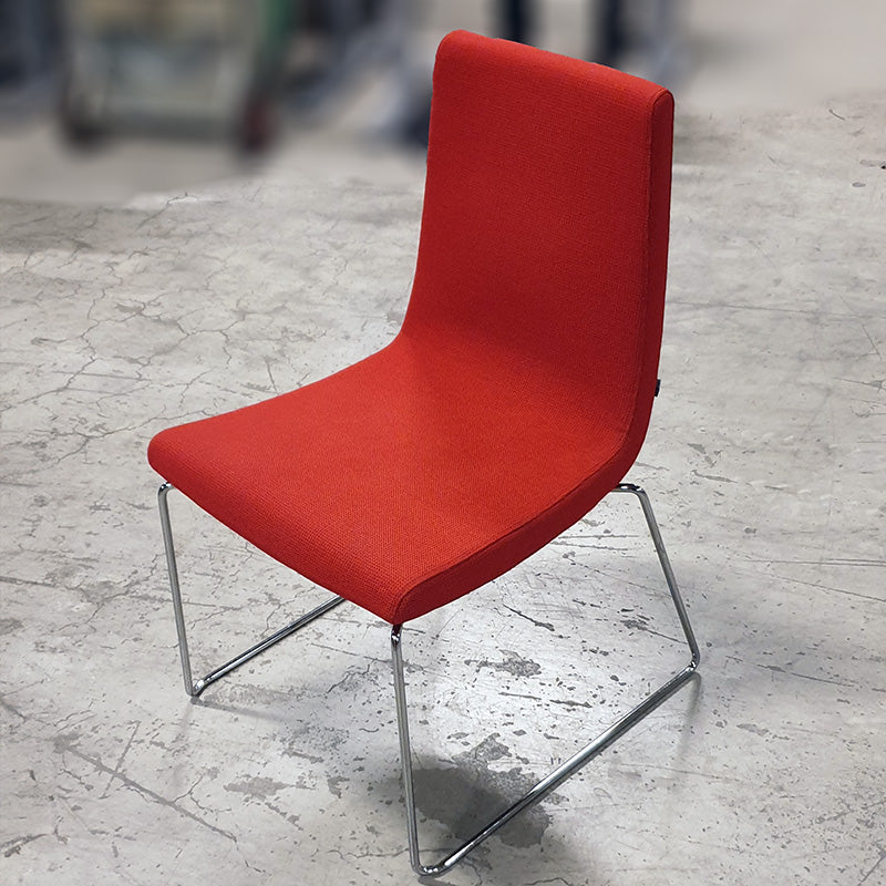 Konferansestol rød Fora Form Clint krom meie understell