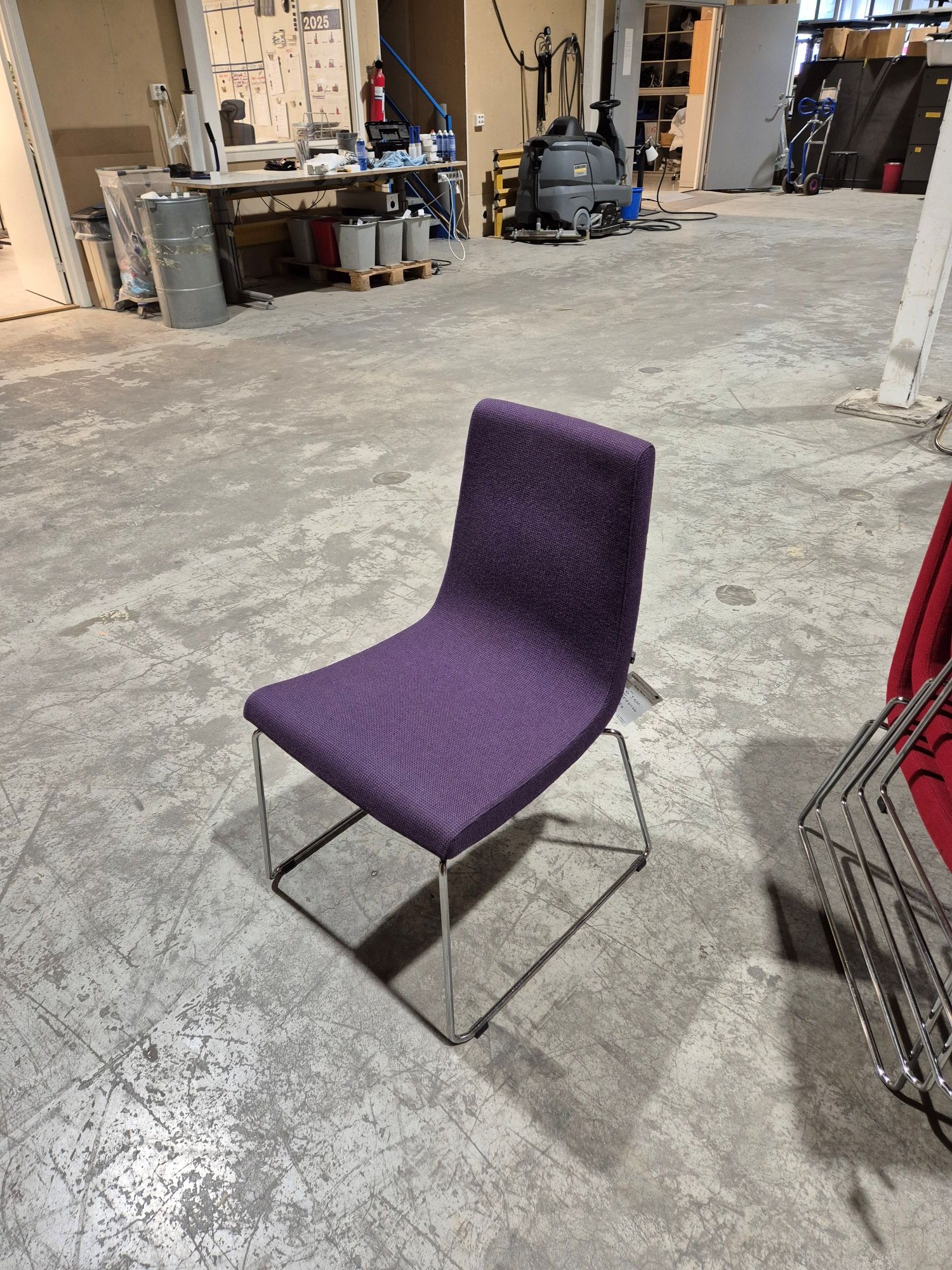 Fora Form Clint lilla konferansestol krom meieunderstell