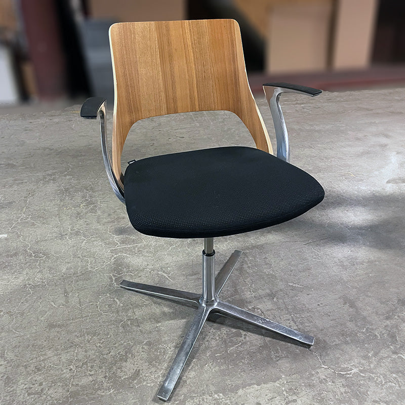 Konferansestol sort/eik Kinnarps Embrace fotkryss