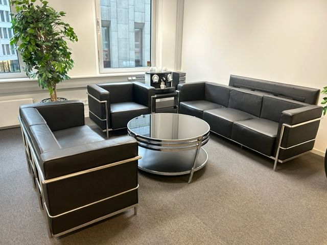 3-seter sort sofa i kunstskinn