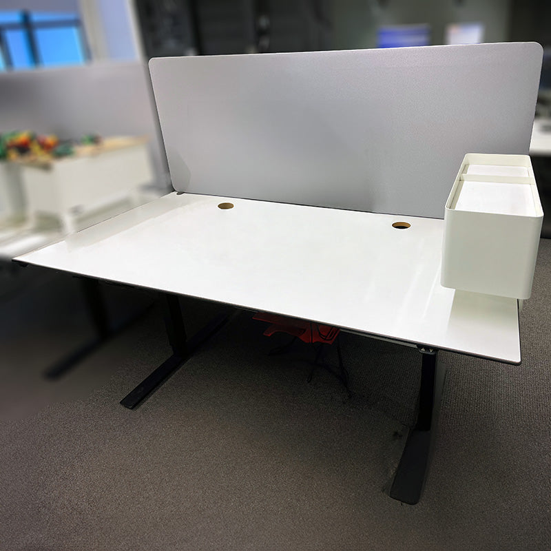Plate hvit Horreds 180 x 90 cm 2 kabelhull hvit metallhylle