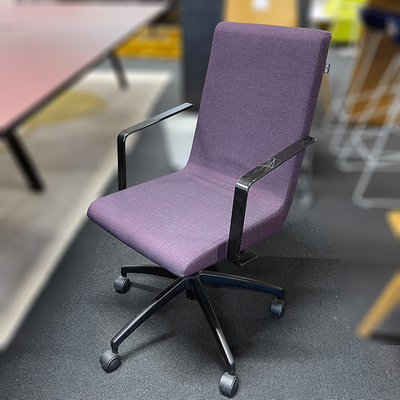 Konferansestol lilla EFG Woods armlener sort hjulkryss