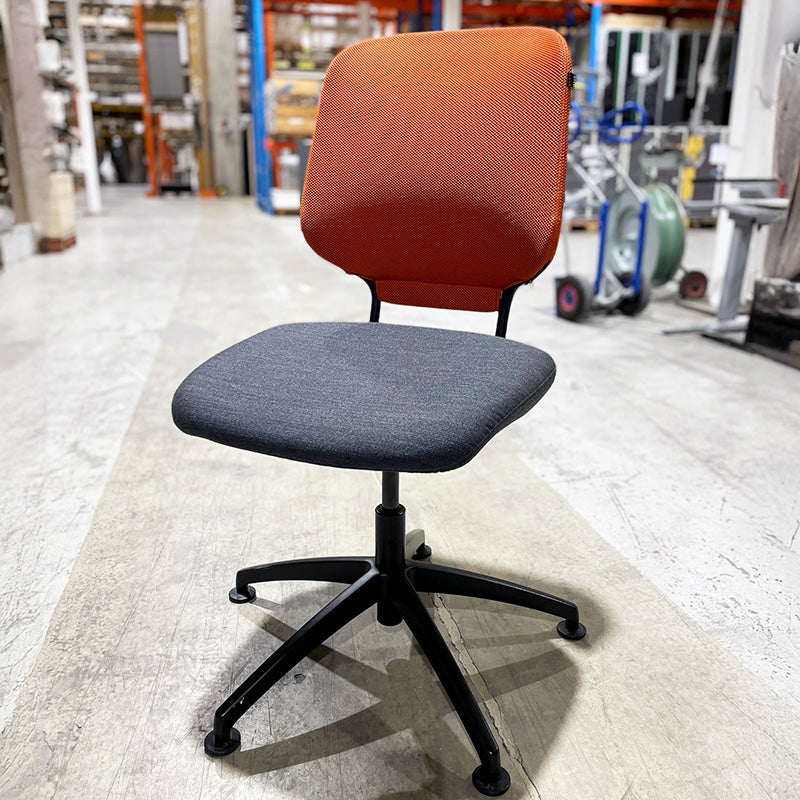 Konferansestol grå/orange Savo Invite sort fotkryss