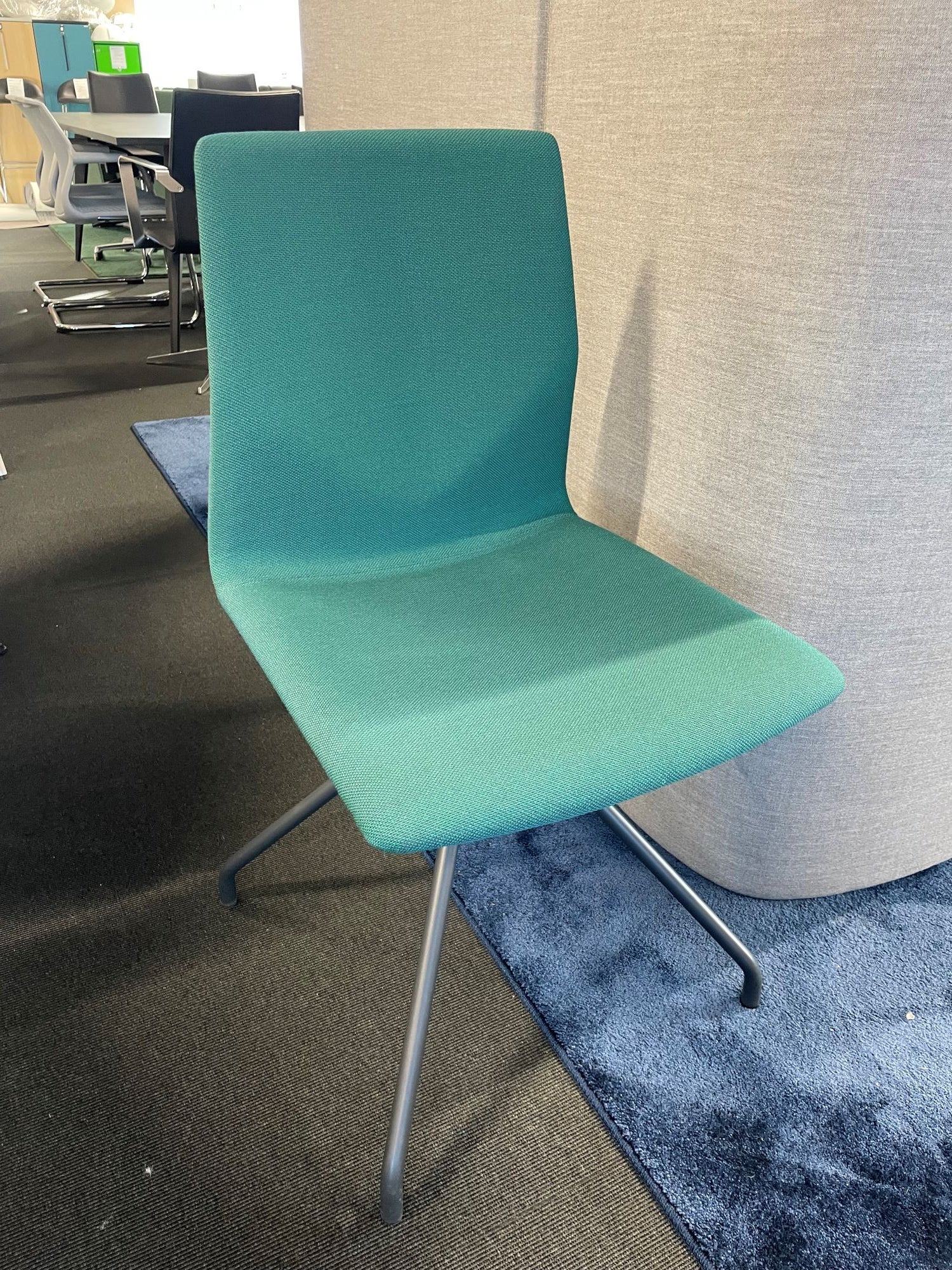 Konferansestol grønn Four Design Four Cast sort fotkryss