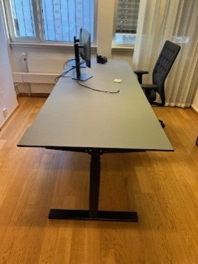 Skrivebord komplett sort linoleum 240 x 90 Sveinheim sort hev senk Evoline el-enhet slisse