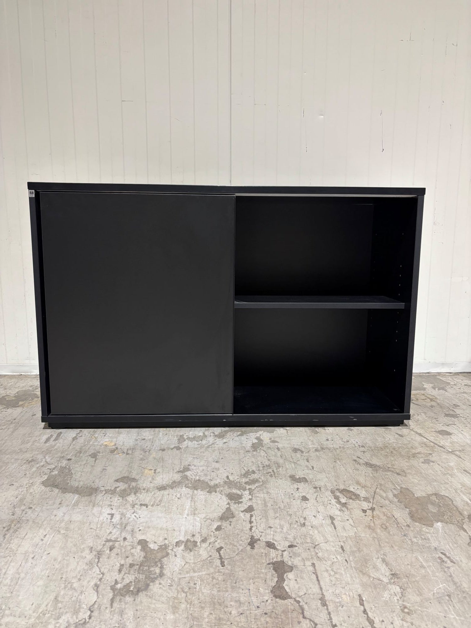 Skap 2P sorte skyvedører SA møbler 120 x 45 x 78
