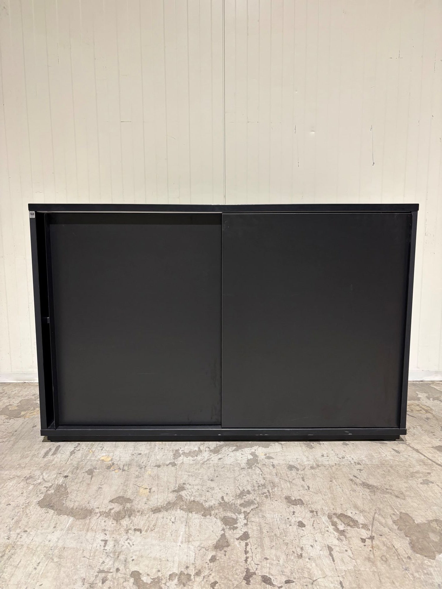 Skap 2P sorte skyvedører SA møbler 120 x 45 x 78