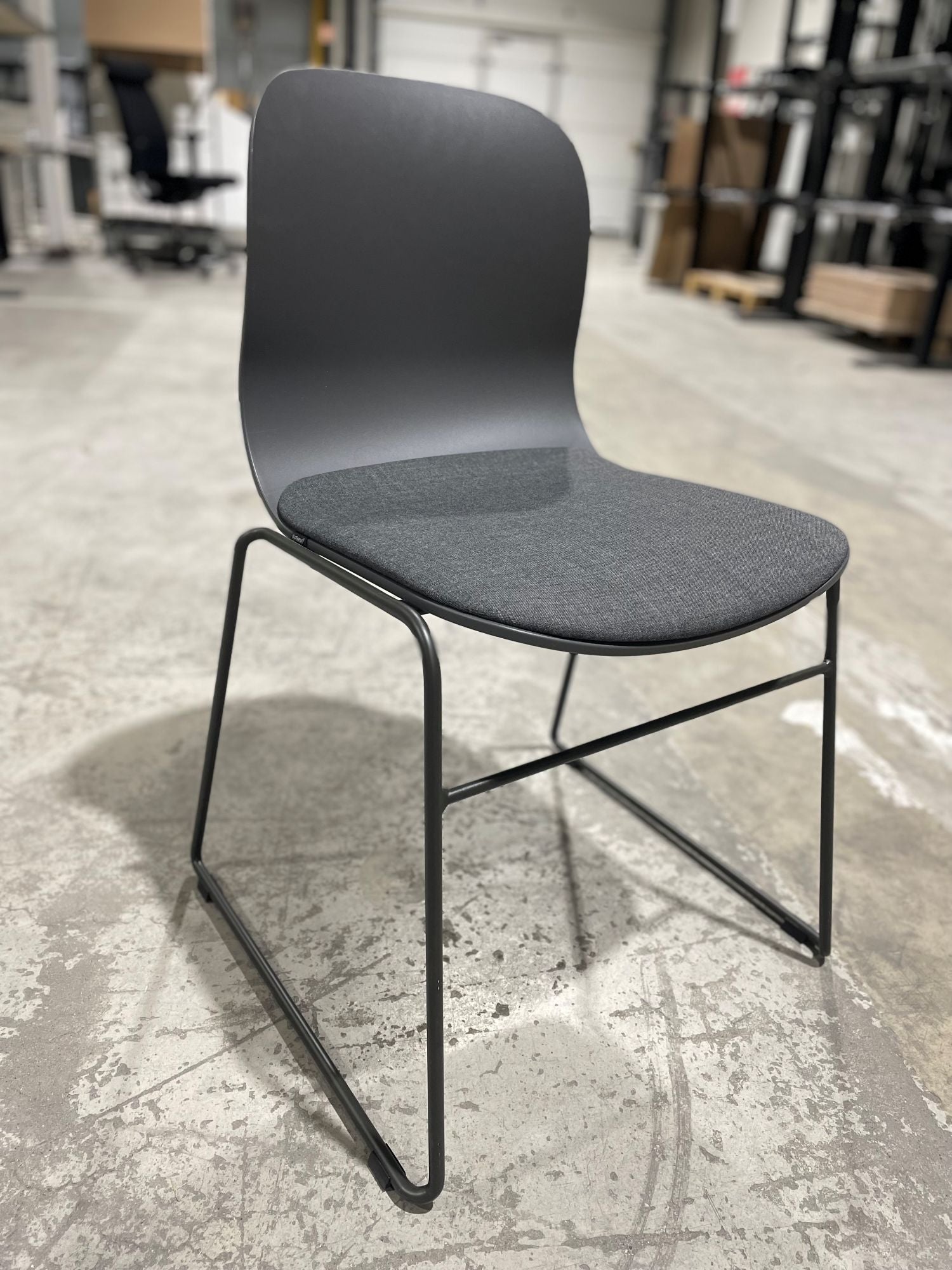 Konferansestol mørk grå Materia Neo Lite grå ben stablebar
