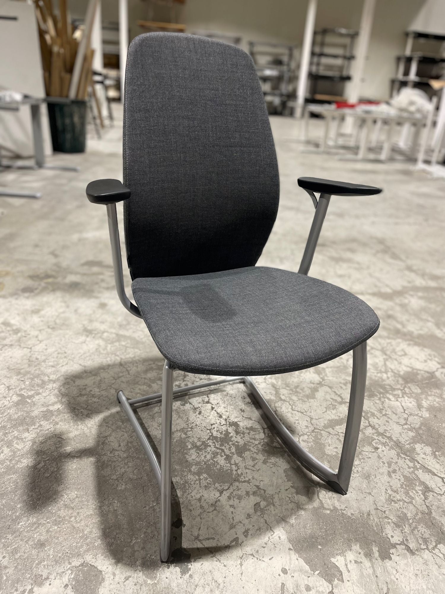 Konferansestol grå Kinnarps Plus grått understell armlen