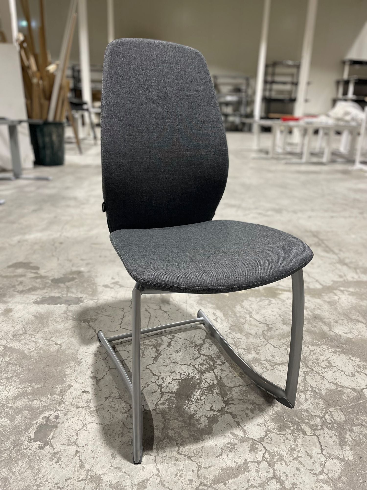 Konferansestol grå Kinnarps Plus grått understell