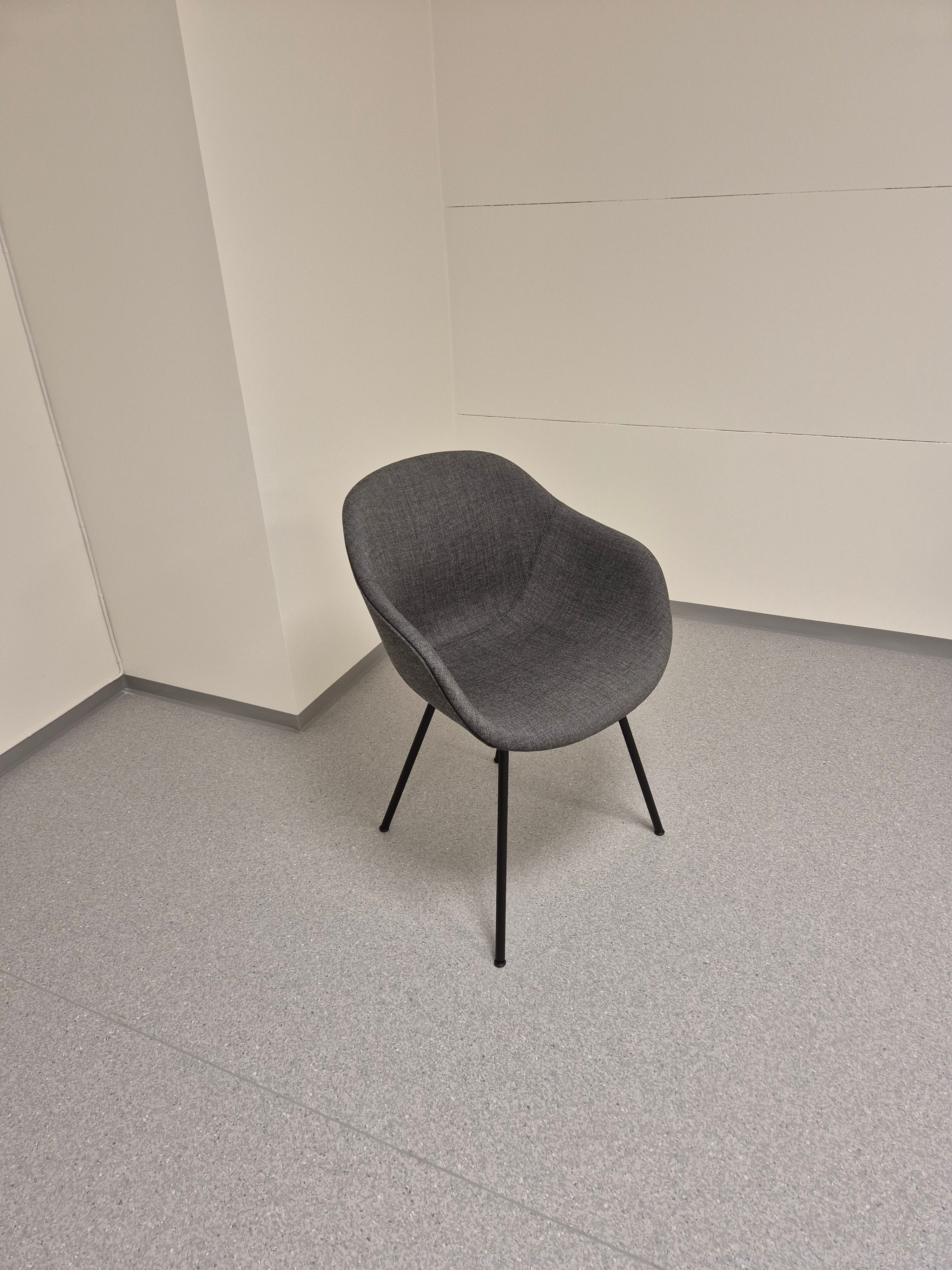 Konferansestol mørk grå Hay sorte ben