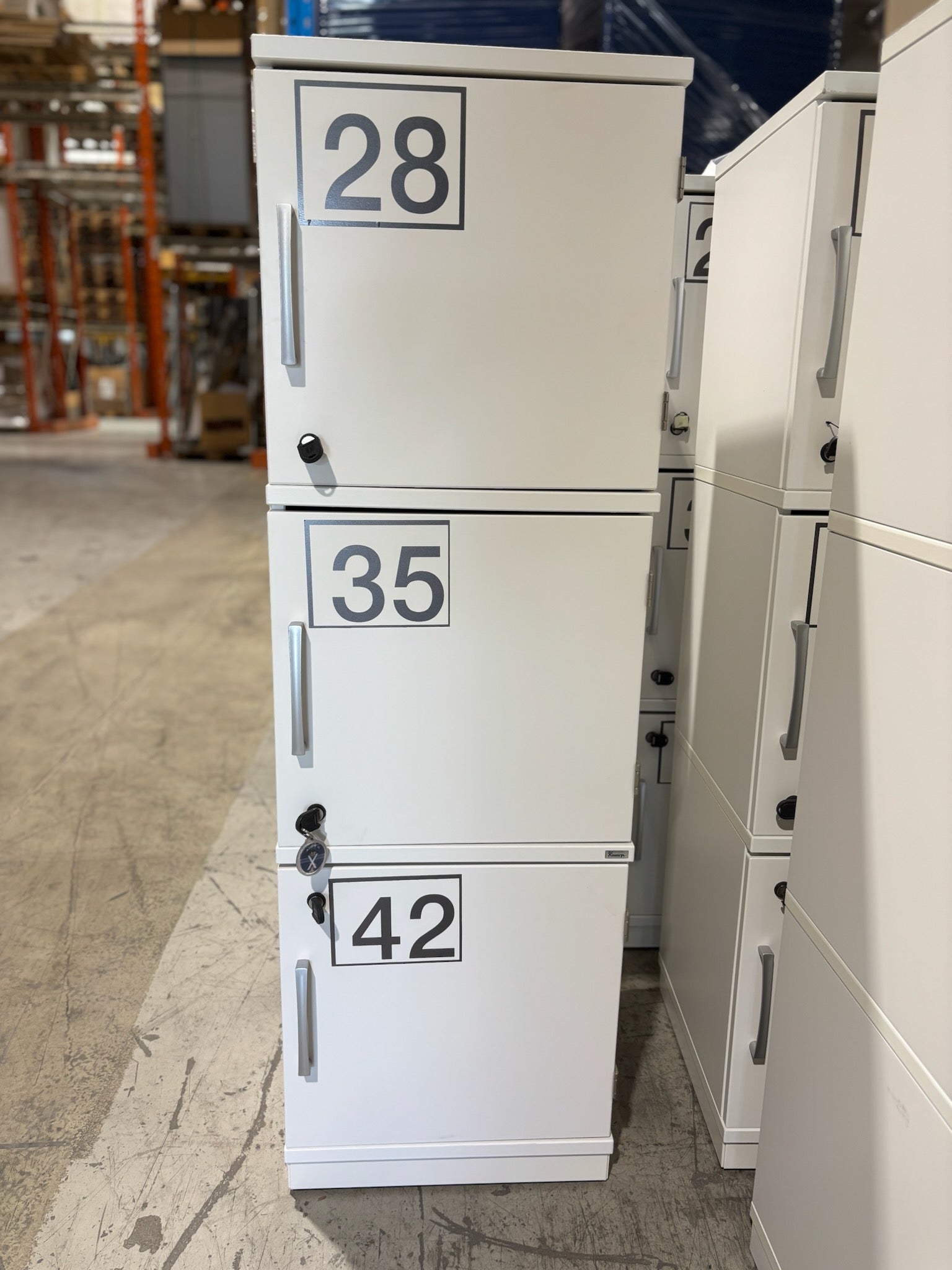 Personlig oppbevaring/lockers hvitt Kinnarps 40 x 40 x 126 låsbart med nøkkel