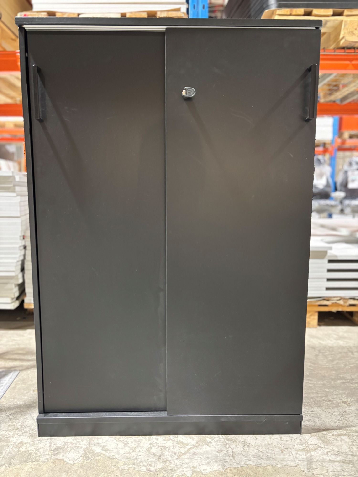 Skap 3P sort skyvedør Kinnarps 80 x 40 x 118 låsbart