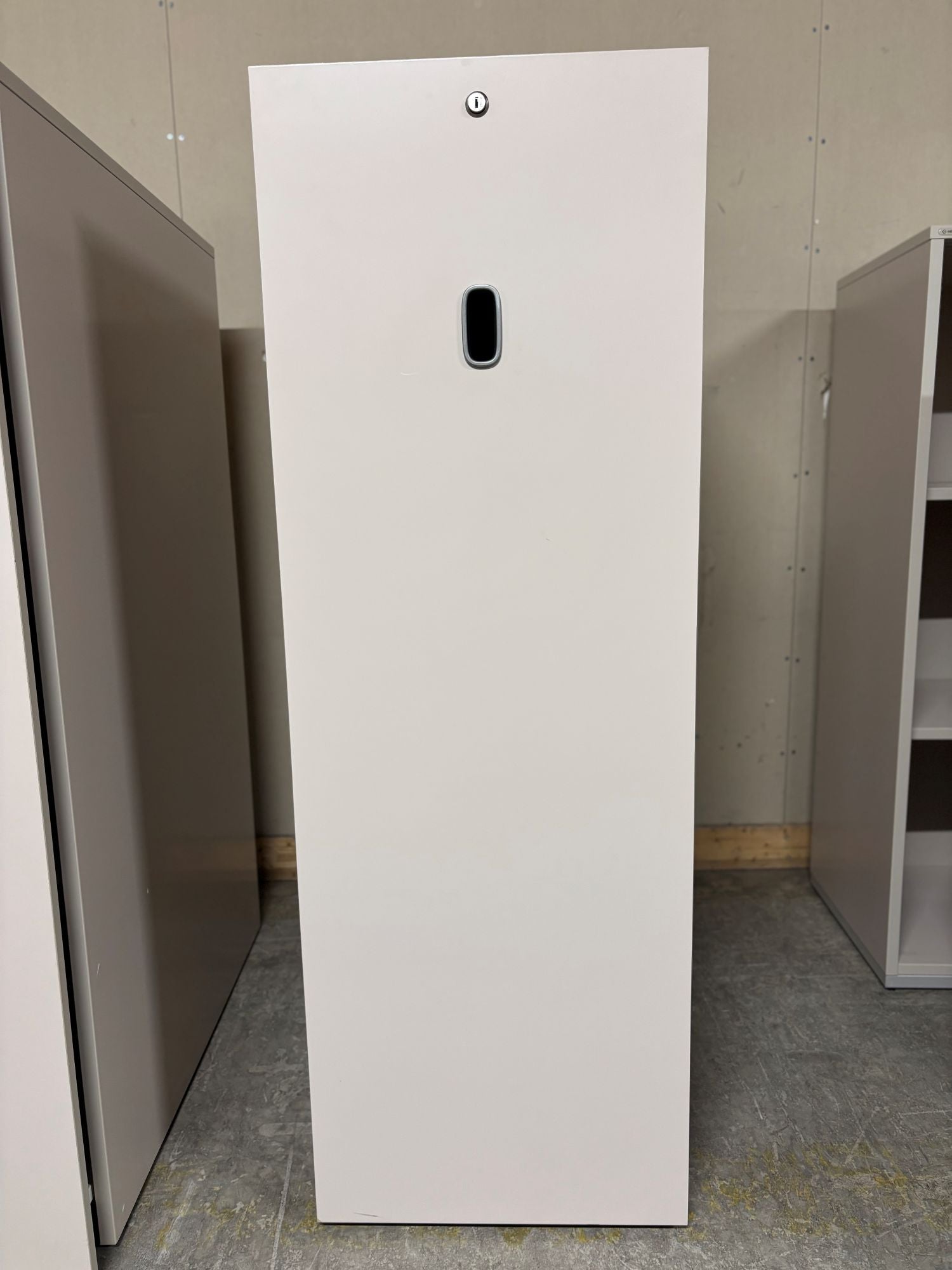 Tårnskap 3P beige venstre Edsbyn H125  D80  B43,5 låsbart