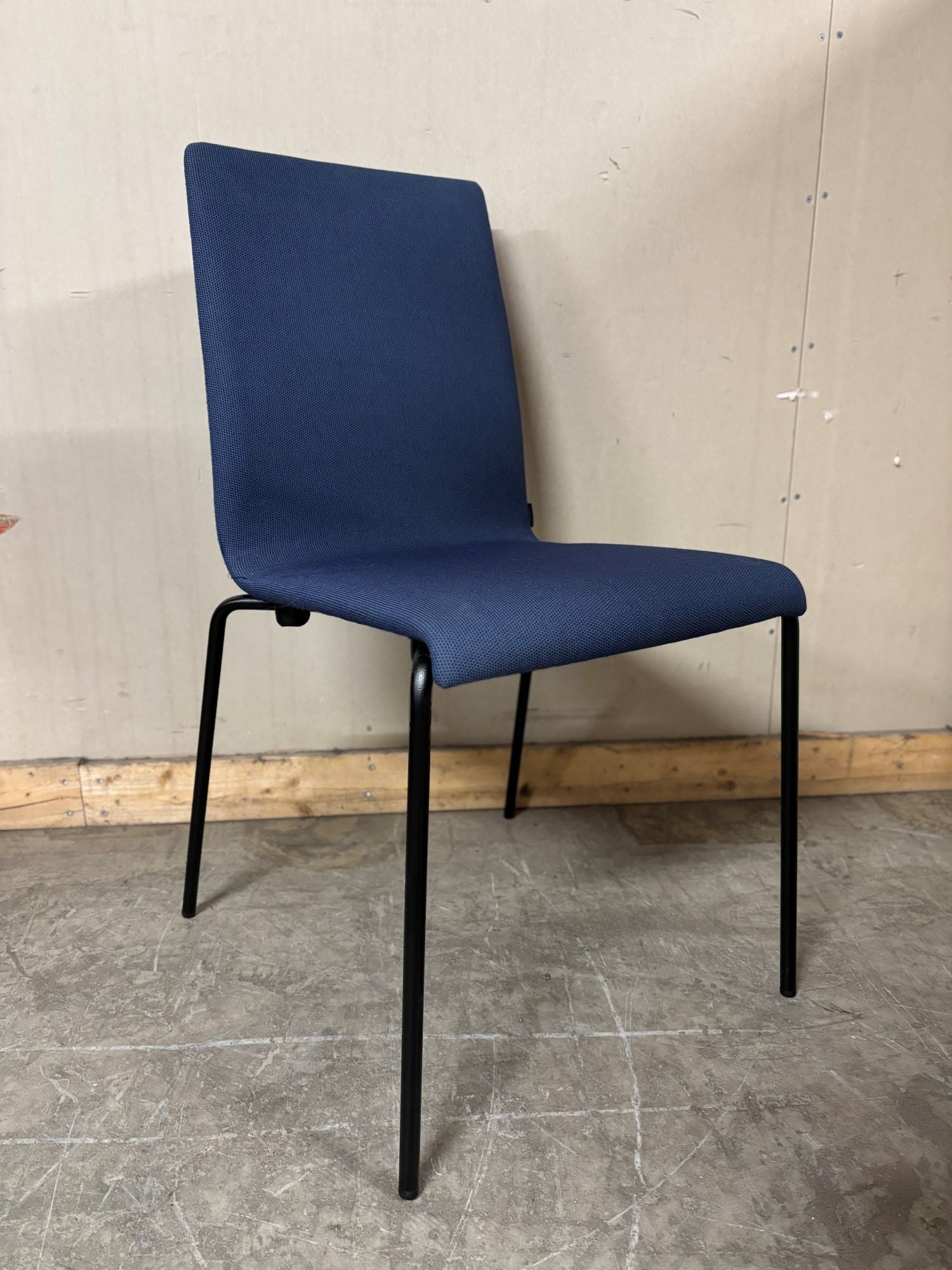 Konferansestol blå Pedrali sort understell