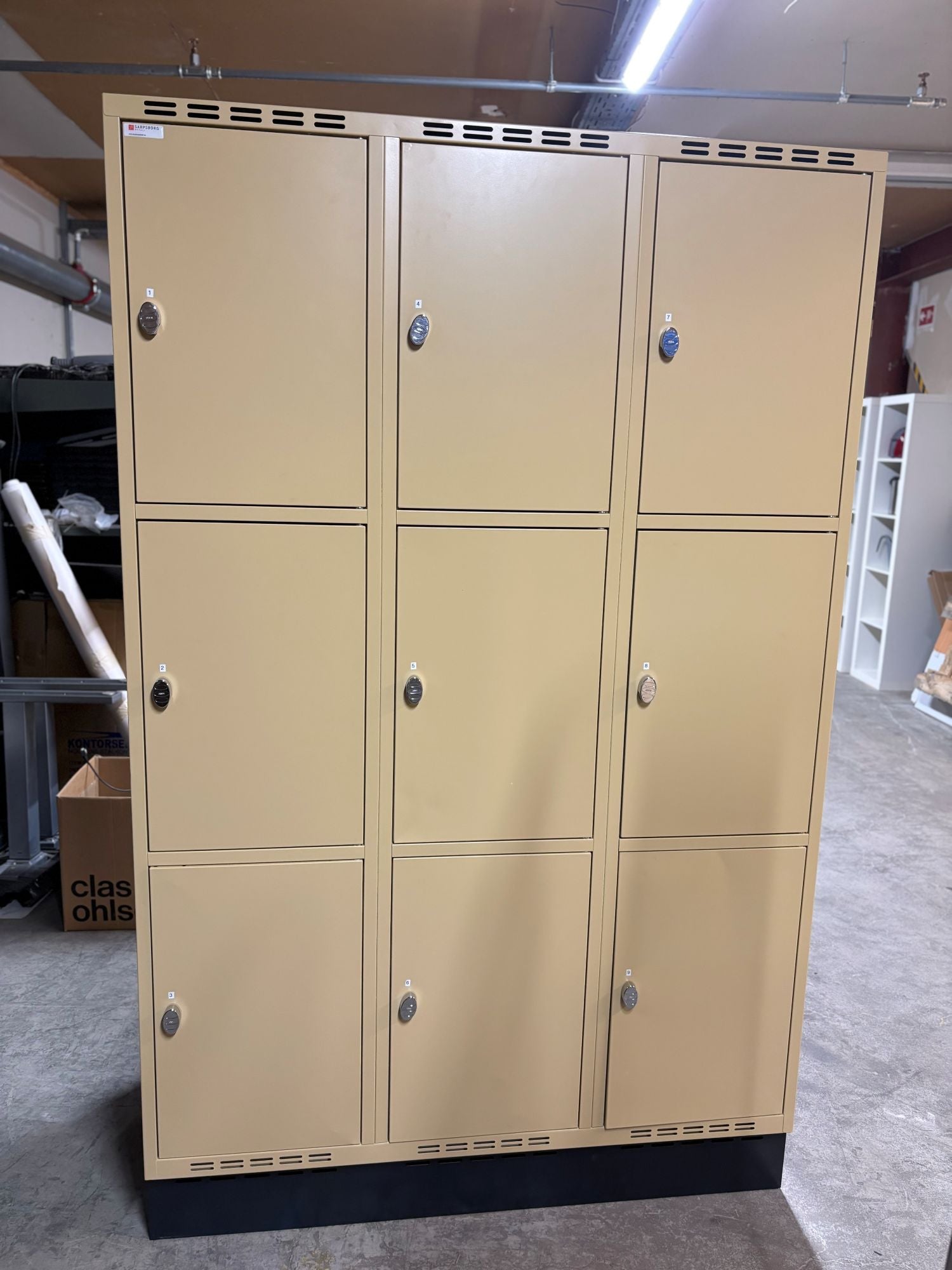 Garderobeskap 9 rom 120 x 55 x 190 lysegult metall