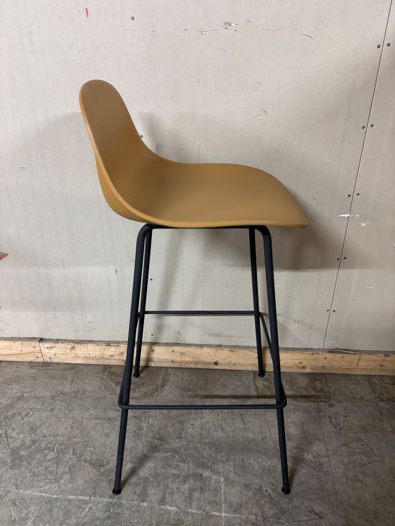 Barkrakk sennepsgul sittehøyde 74 cm sort understell