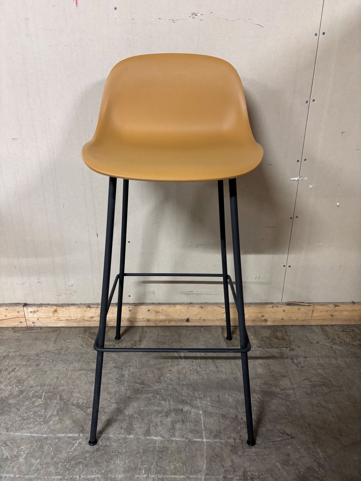Barkrakk sennepsgul sittehøyde 74 cm sort understell