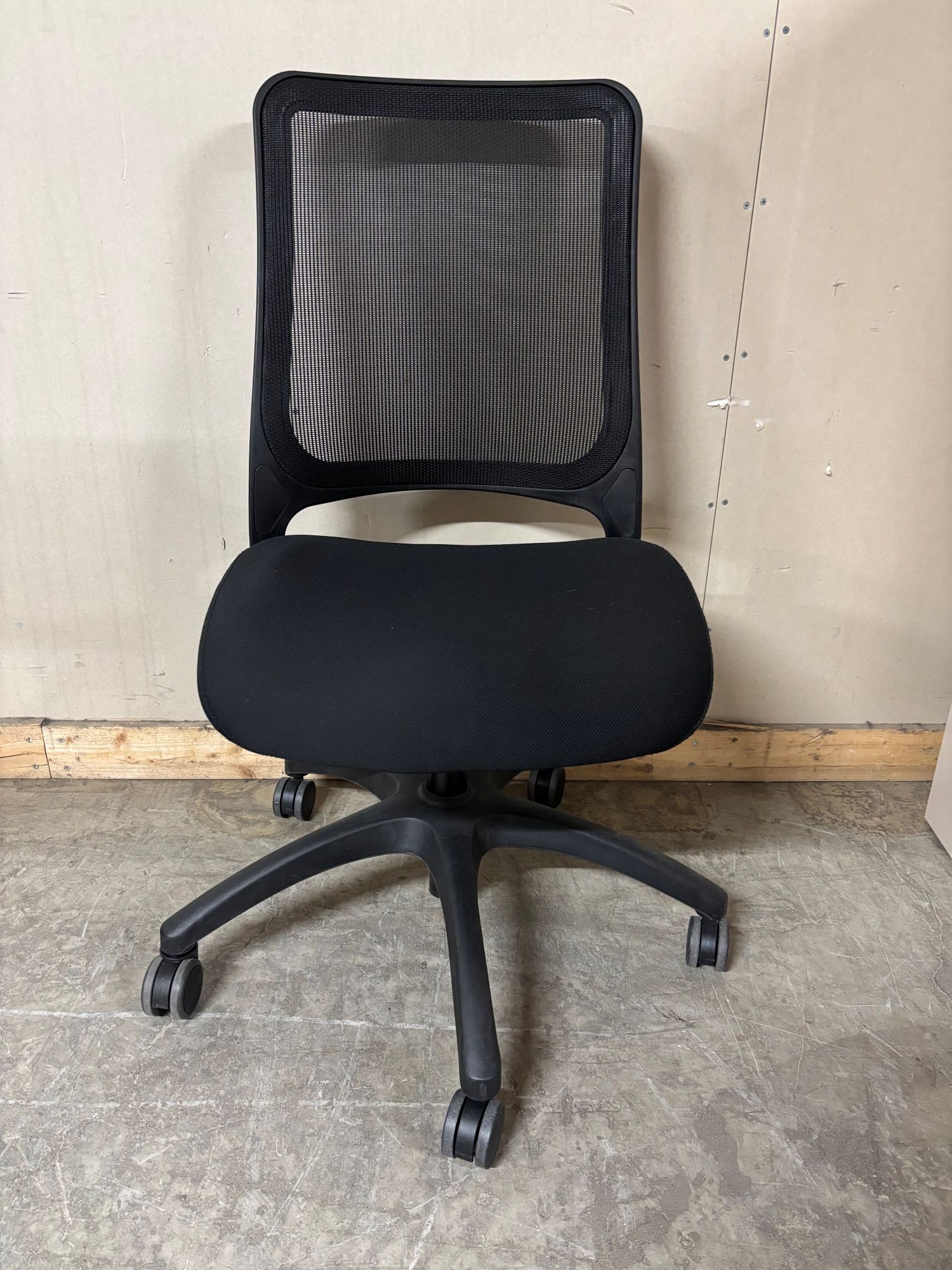 Konferansestol sort sort hjulkryss