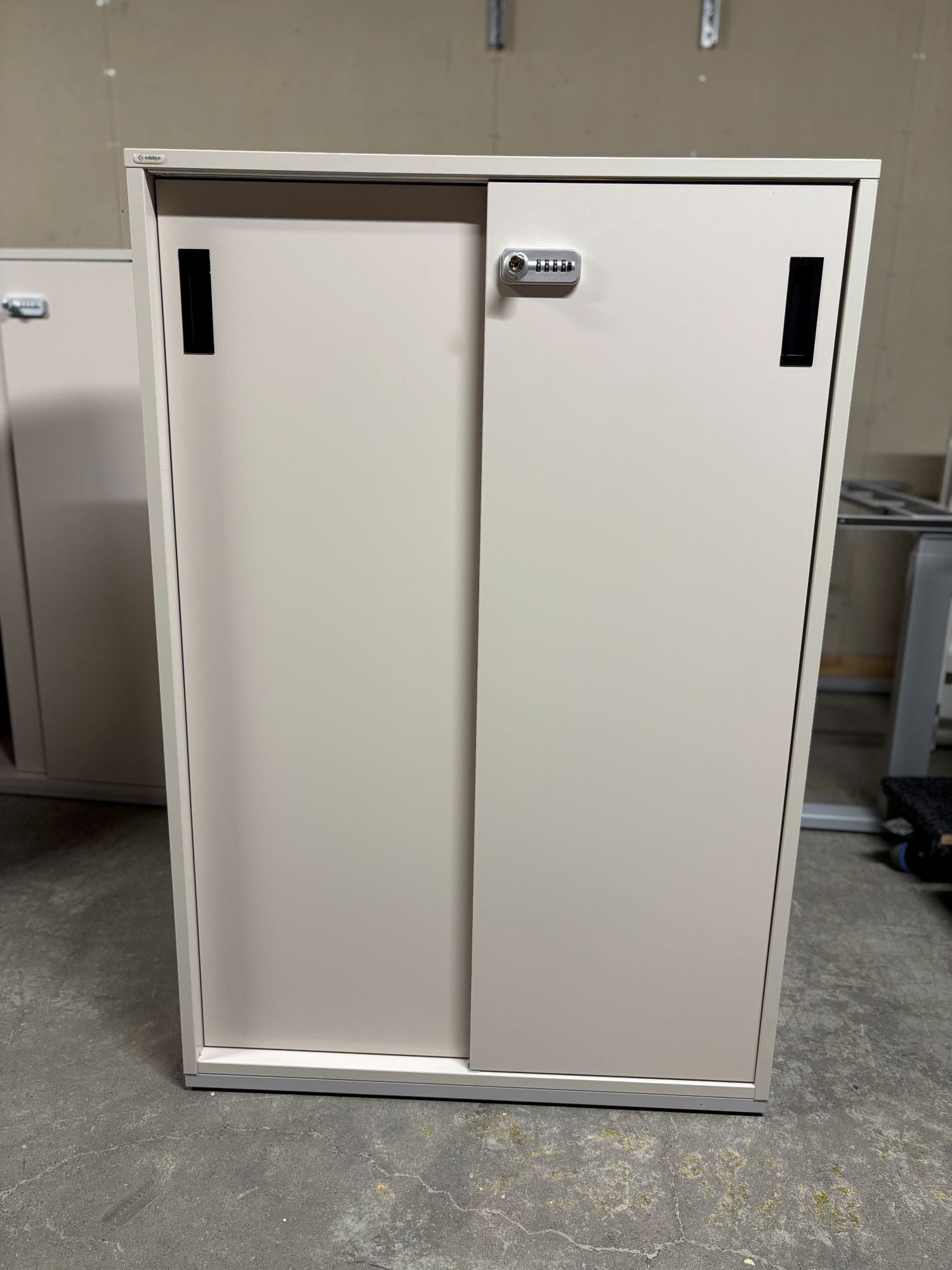 Skap 3P beige skyvedører Edsbyn 80 x 41,5 x 119,5 kodelås