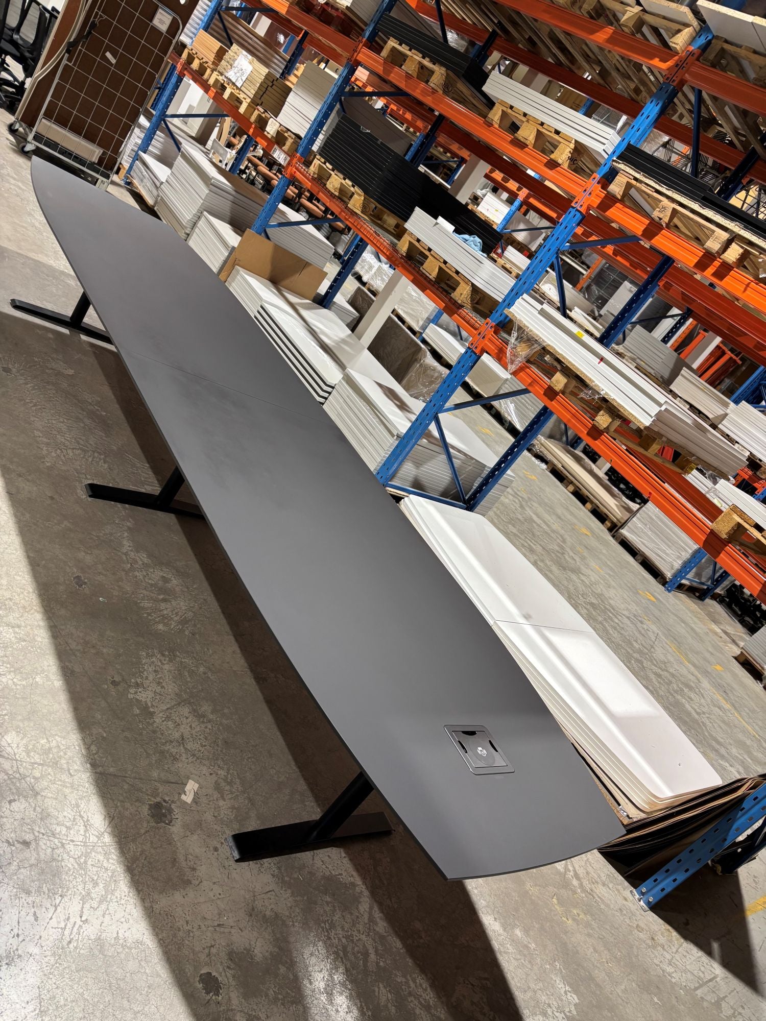 Møtebord sort 450 x 120/90 sorte t ben 1 kabelluke