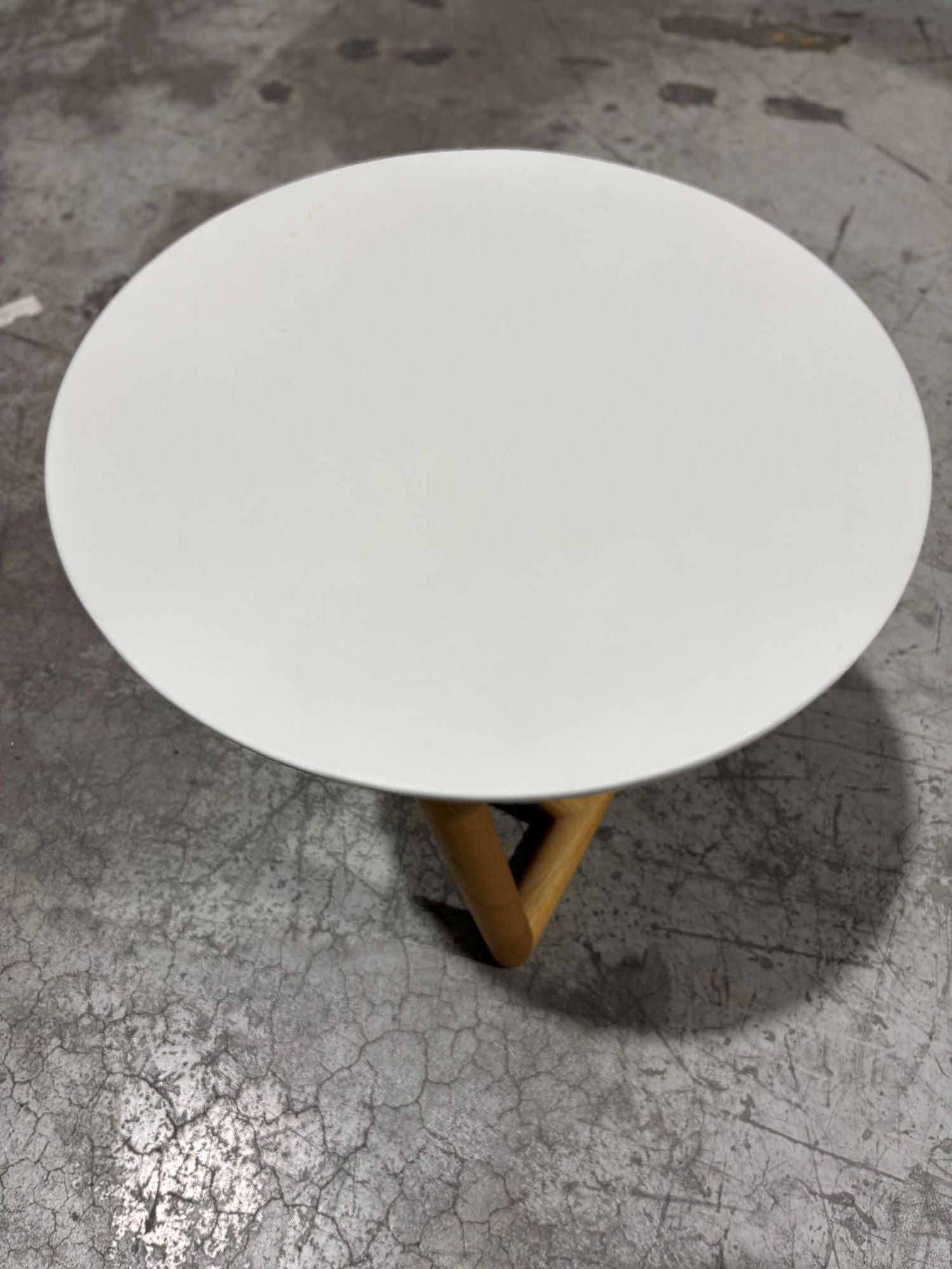 Sofabord hvitt Ø44 H45 Moroso eik ben