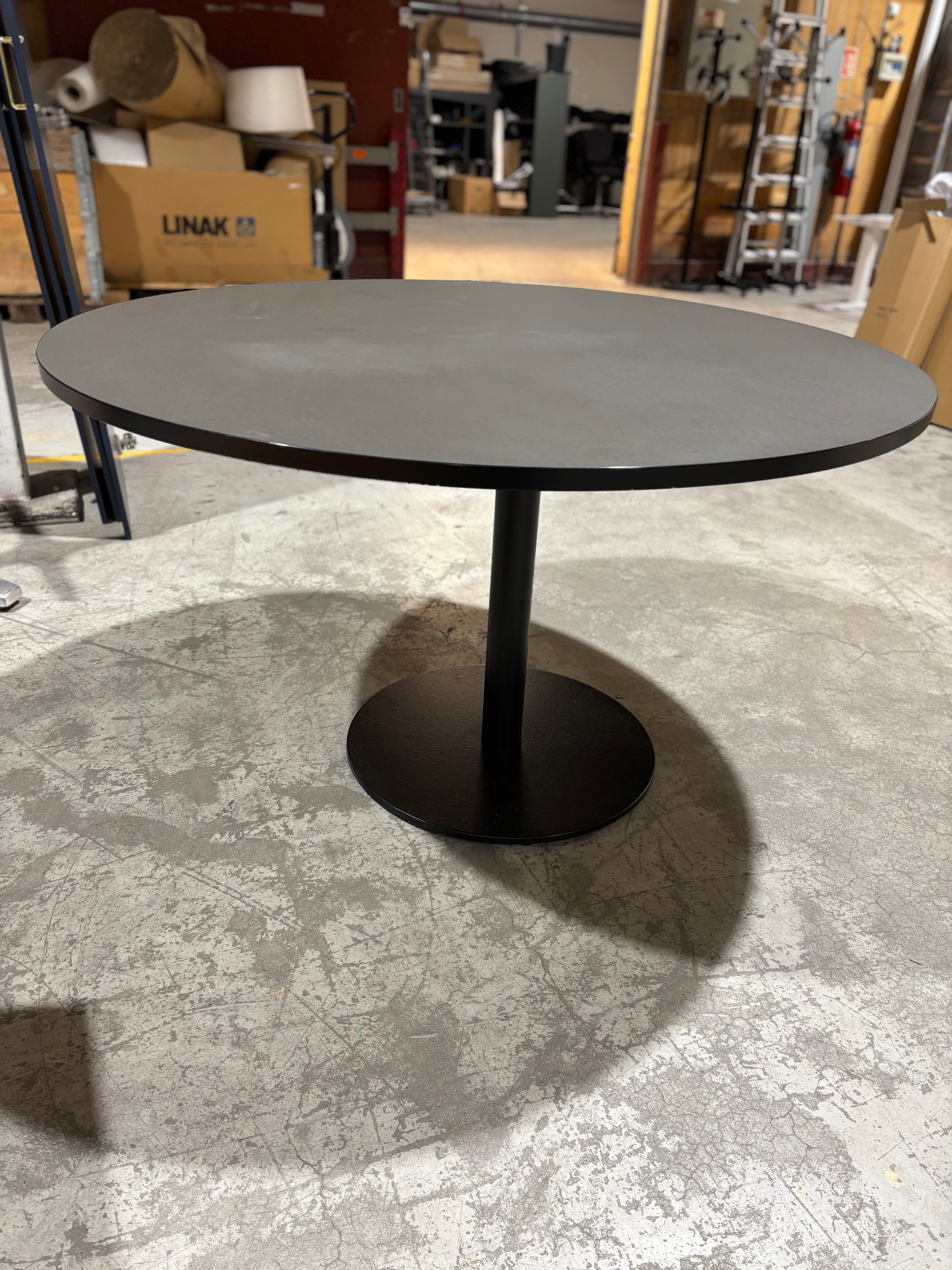 Møtebord antrasitt Ø130 sort kant sort søyle