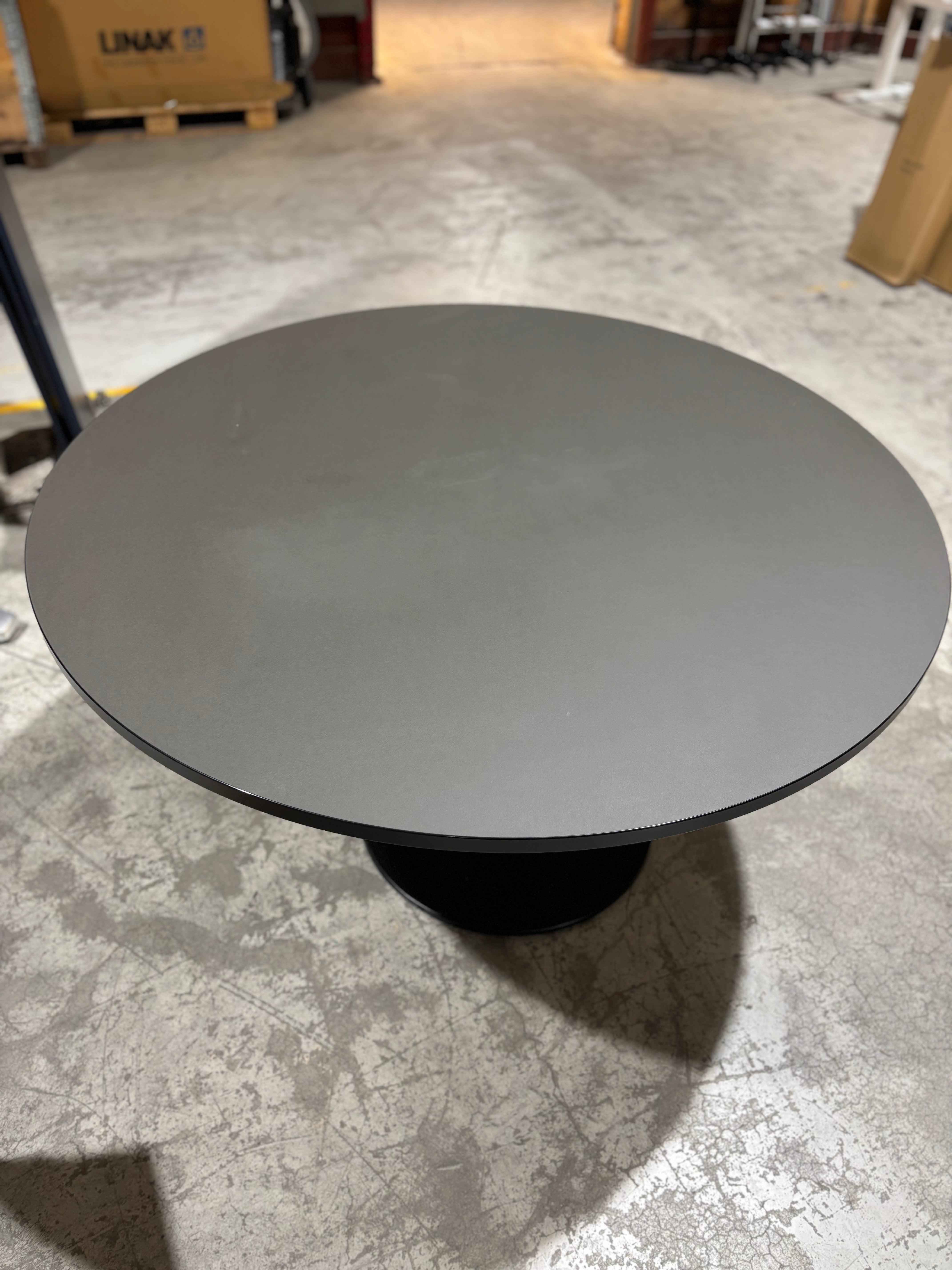 Møtebord antrasitt Ø130 sort kant sort søyle