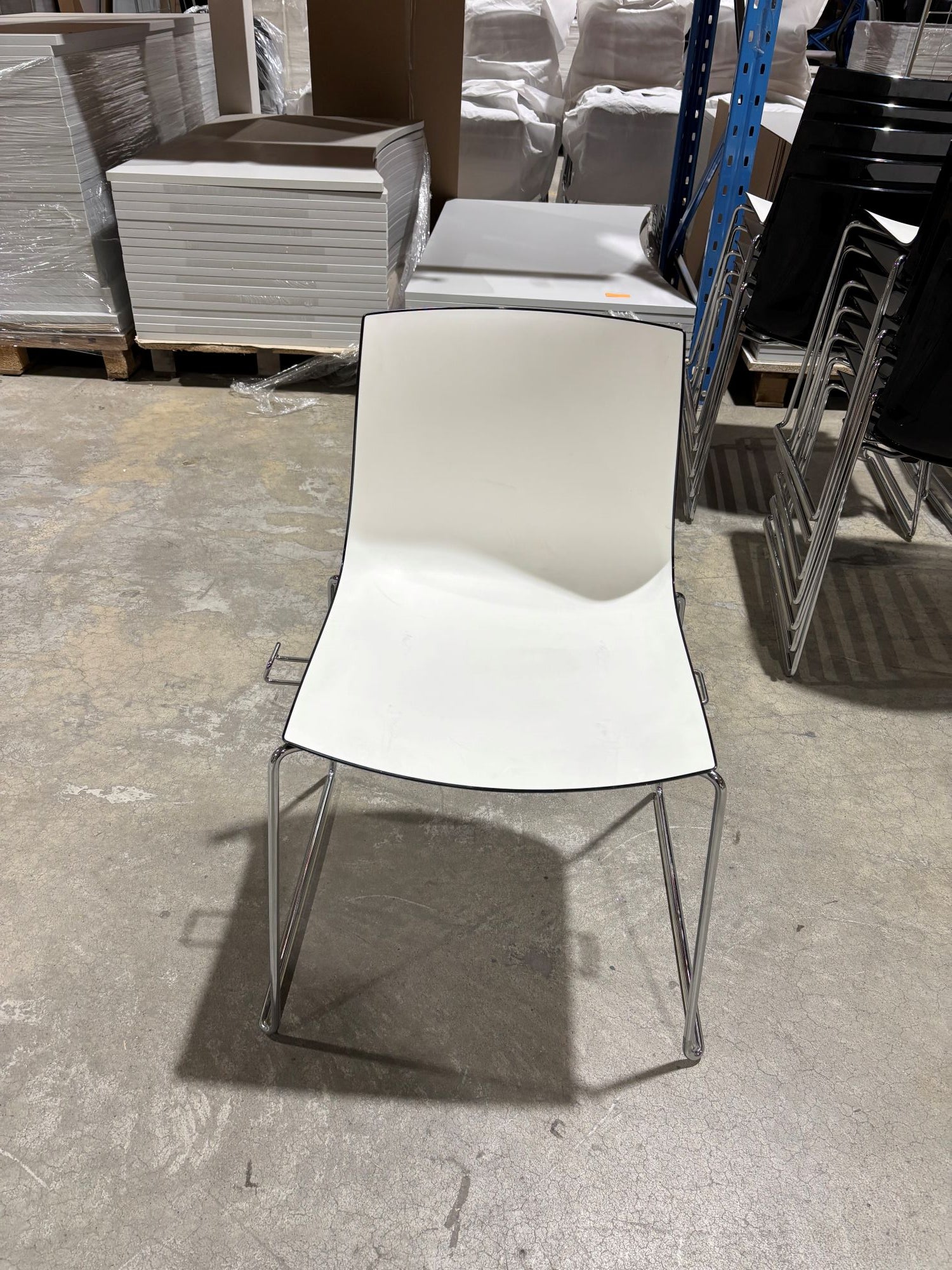 Konferansestol hvit Arper Catifa sort rygg krom meieunderstell stablebar